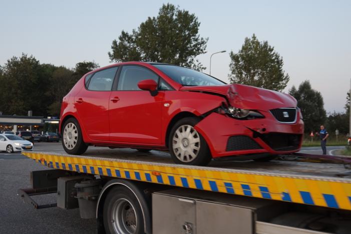 Twee auto's botsen op kruising door voorrangsfout