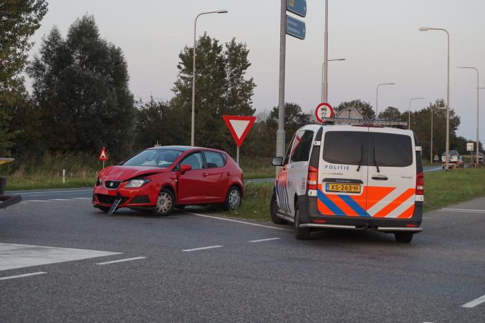 Twee auto's botsen op kruising door voorrangsfout