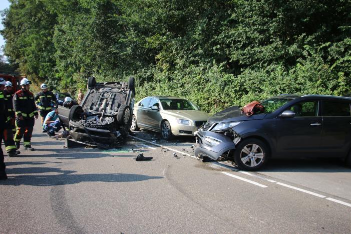 Auto slaat over de kop na botsing