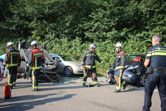 Auto slaat over de kop na botsing