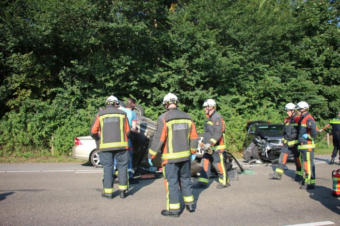 Auto slaat over de kop na botsing