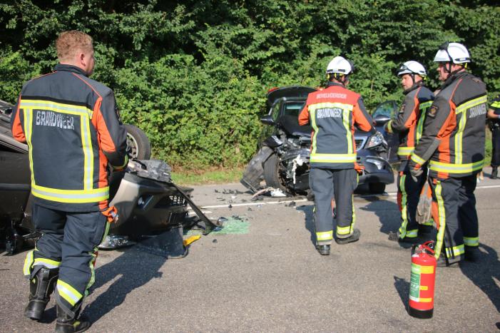 Auto slaat over de kop na botsing