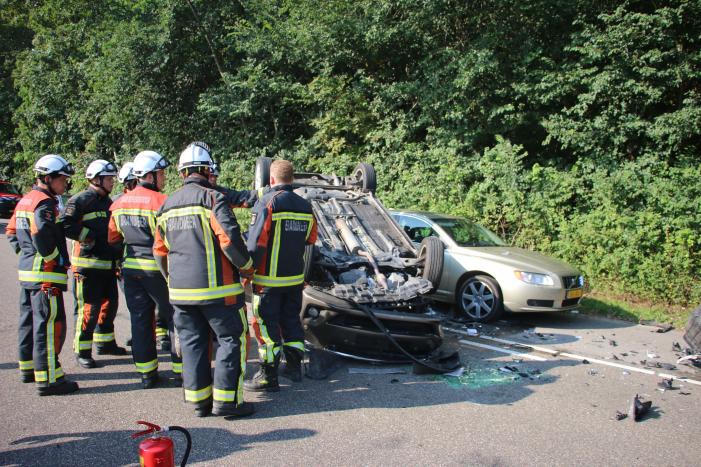Auto slaat over de kop na botsing