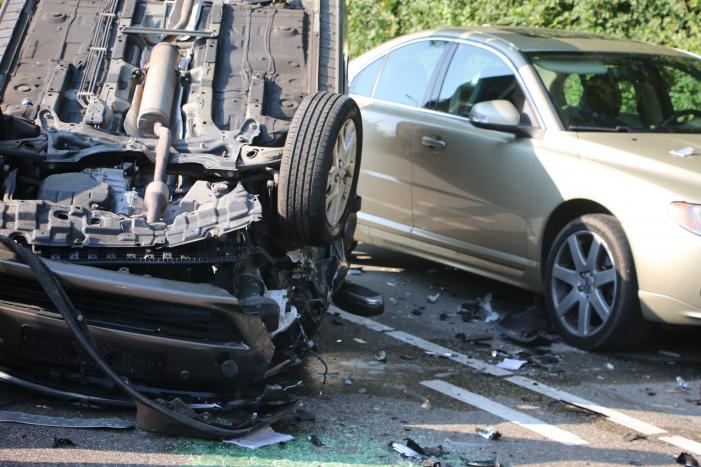 Auto slaat over de kop na botsing