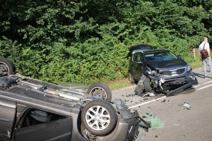 Auto slaat over de kop na botsing