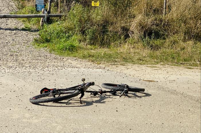 Mountainbiker zwaargewond na botsing tegen slagboom