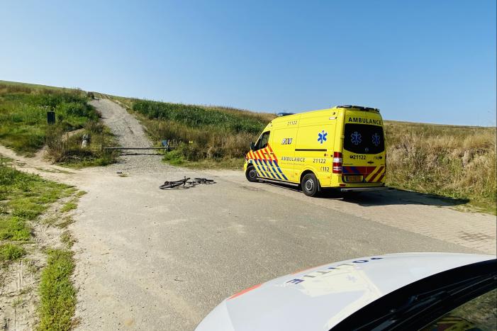 Mountainbiker zwaargewond na botsing tegen slagboom