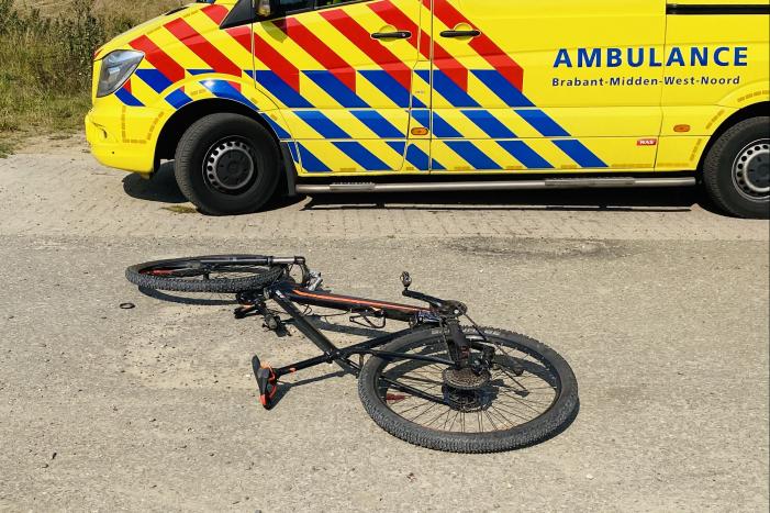 Mountainbiker zwaargewond na botsing tegen slagboom