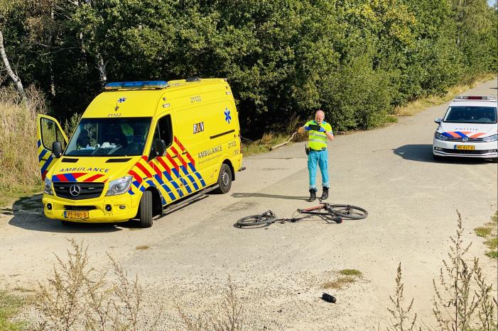 Mountainbiker zwaargewond na botsing tegen slagboom