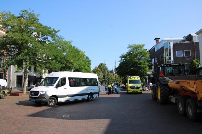 Vrouw op fiets aangereden door taxibus
