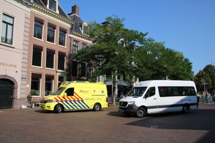 Vrouw op fiets aangereden door taxibus