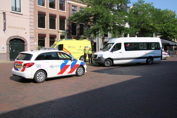 Vrouw op fiets aangereden door taxibus
