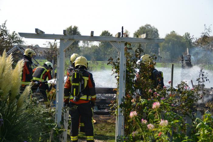 Tuinhuis volledig uitgebrand