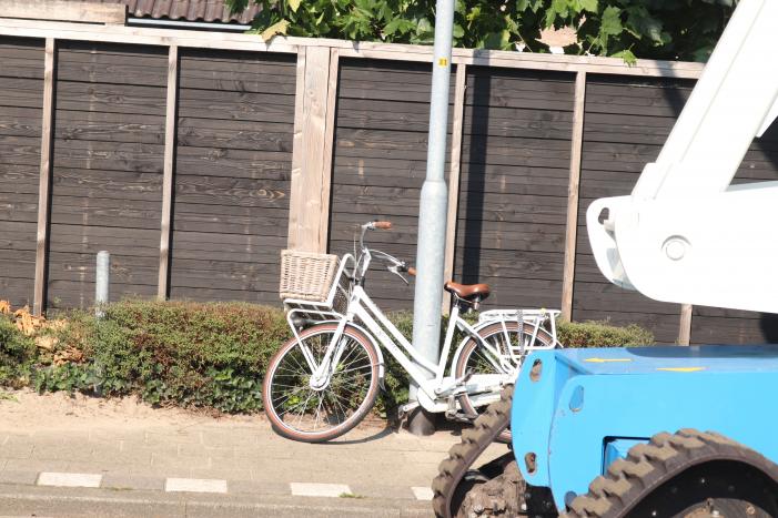 Fietser botst op geparkeerde hoogwerker