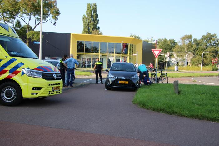 Overstekende fietser botst op auto