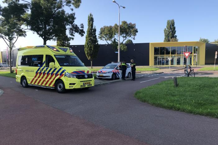 Overstekende fietser botst op auto