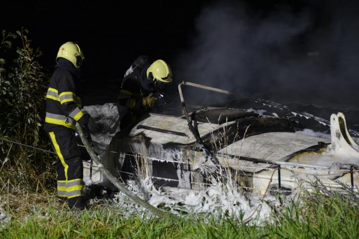 Zeilboot gaat in vlammen op