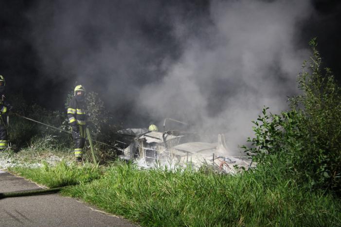 Zeilboot gaat in vlammen op