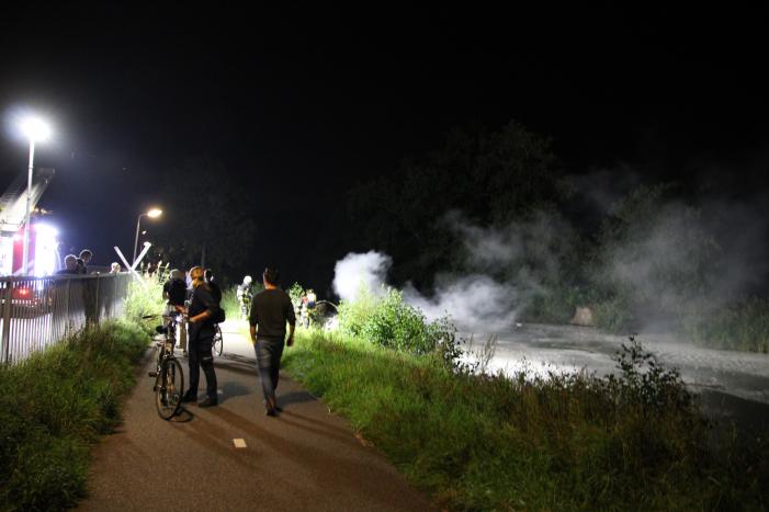 Zeilboot gaat in vlammen op