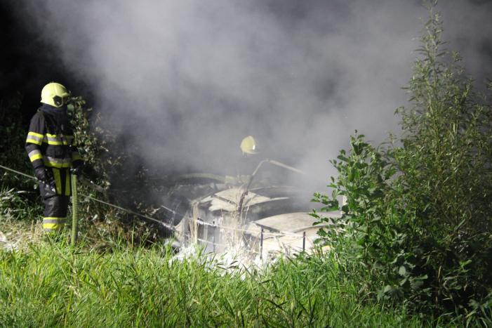 Zeilboot gaat in vlammen op