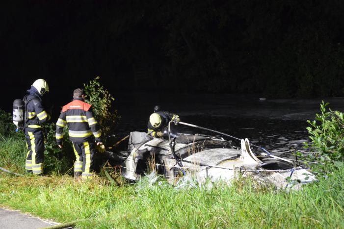Zeilboot gaat in vlammen op