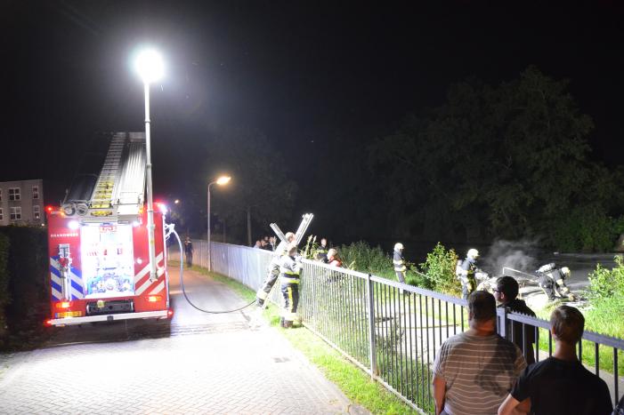 Zeilboot gaat in vlammen op