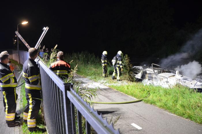 Zeilboot gaat in vlammen op