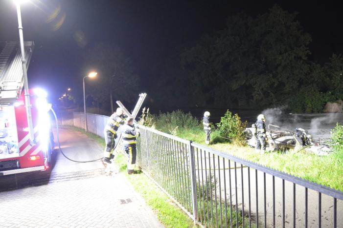 Zeilboot gaat in vlammen op