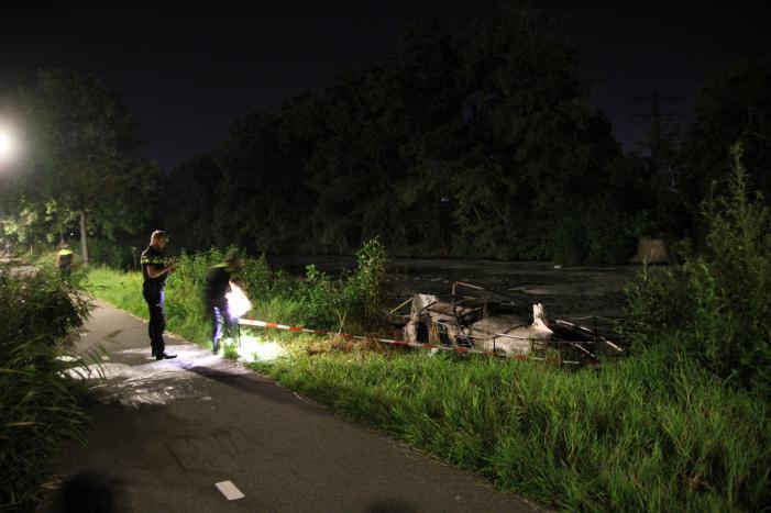 Zeilboot gaat in vlammen op