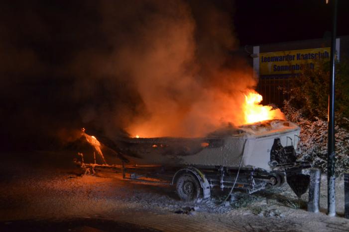 Boot op trailer uitgebrand