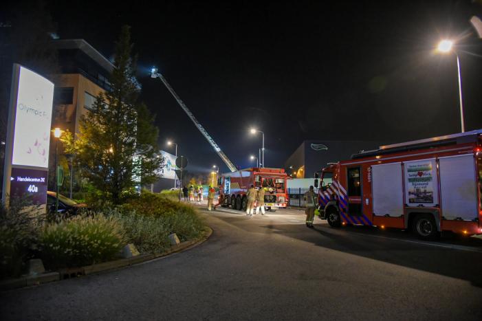 Grote brand op dak van Olympic Fruit Handelscentrum
