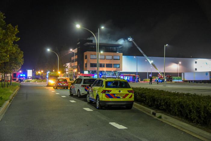 Grote brand op dak van Olympic Fruit Handelscentrum