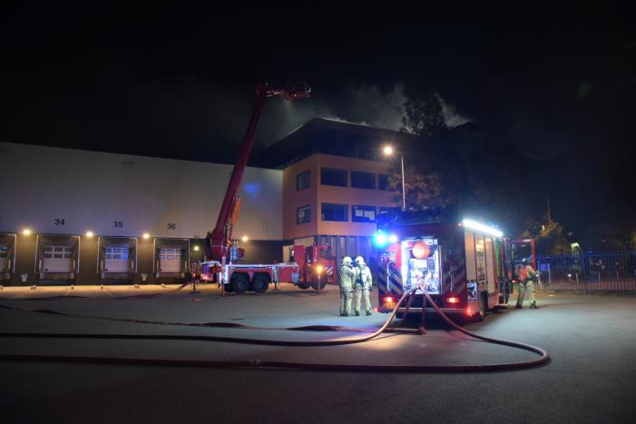 Grote brand op dak van Olympic Fruit Handelscentrum