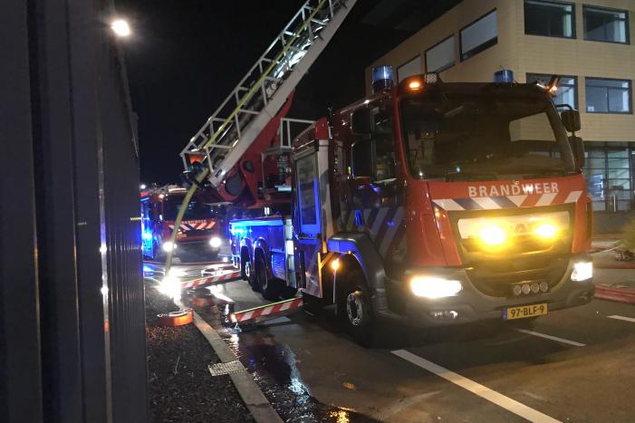 Grote brand op dak van Olympic Fruit Handelscentrum