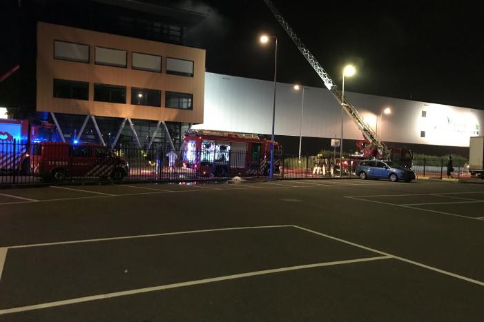 Grote brand op dak van Olympic Fruit Handelscentrum
