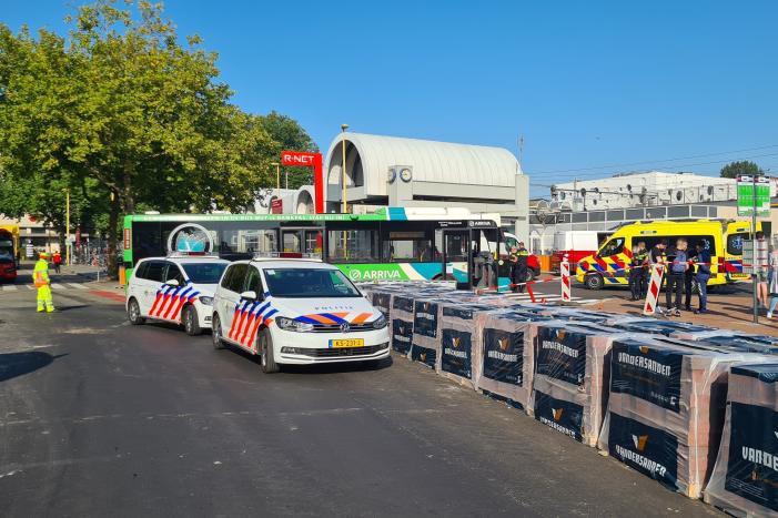 Vrouw op leeftijd aangereden door stadsbus