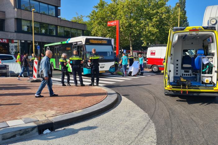 Vrouw op leeftijd aangereden door stadsbus