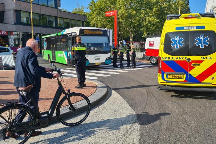 Vrouw op leeftijd aangereden door stadsbus