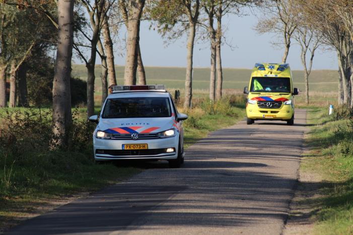 Scootmobielrijder schiet pardoes van de wal in de sloot