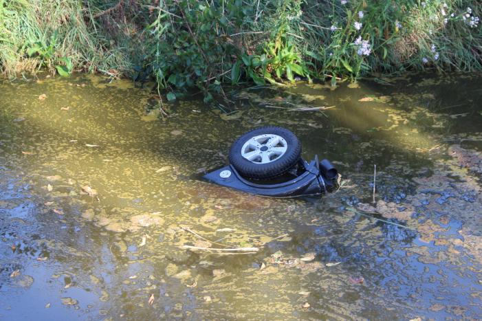 Scootmobielrijder schiet pardoes van de wal in de sloot
