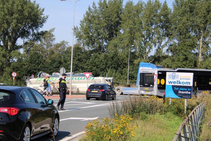 Bulkwagen kantelt op rotonde