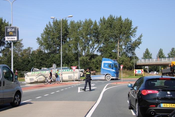 Bulkwagen kantelt op rotonde