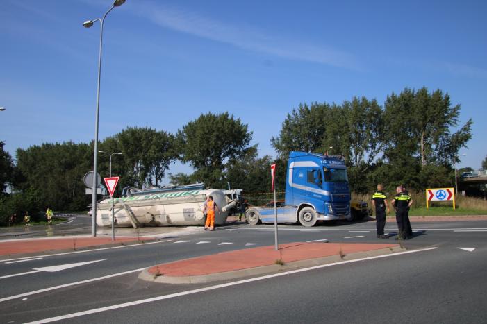 Bulkwagen kantelt op rotonde