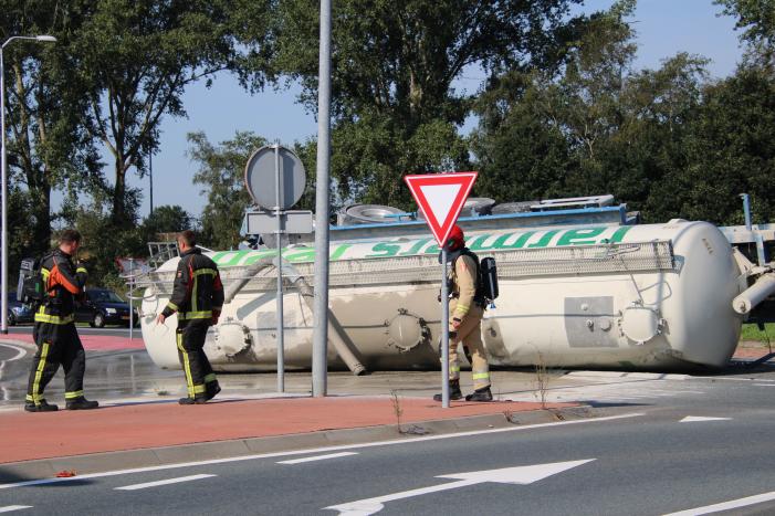 Bulkwagen kantelt op rotonde