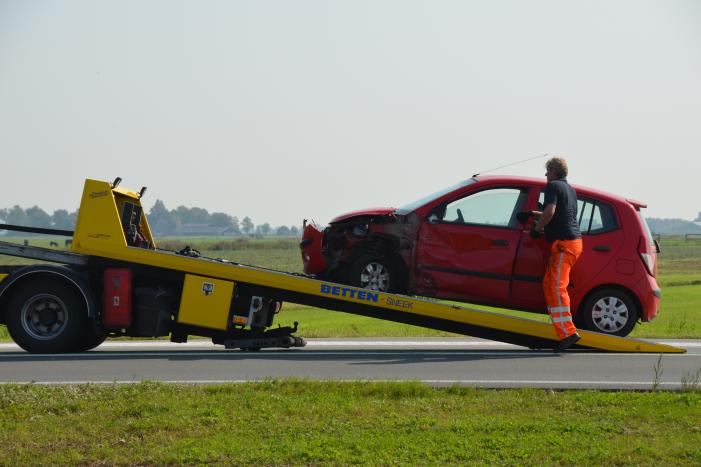 Vrouw raakt gewond na aanrijding met bestelbus