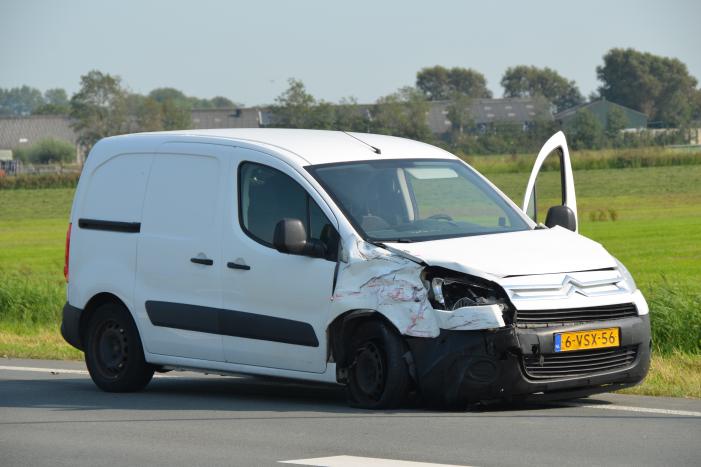 Vrouw raakt gewond na aanrijding met bestelbus
