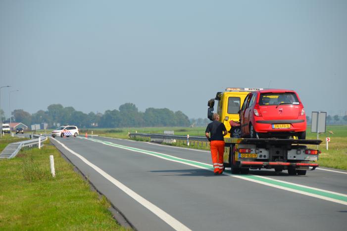Vrouw raakt gewond na aanrijding met bestelbus