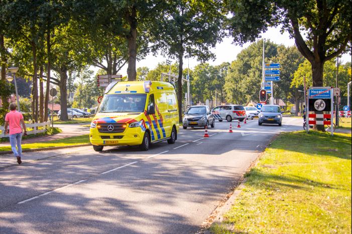 Fietser steekt pardoes over en wordt geraakt door auto