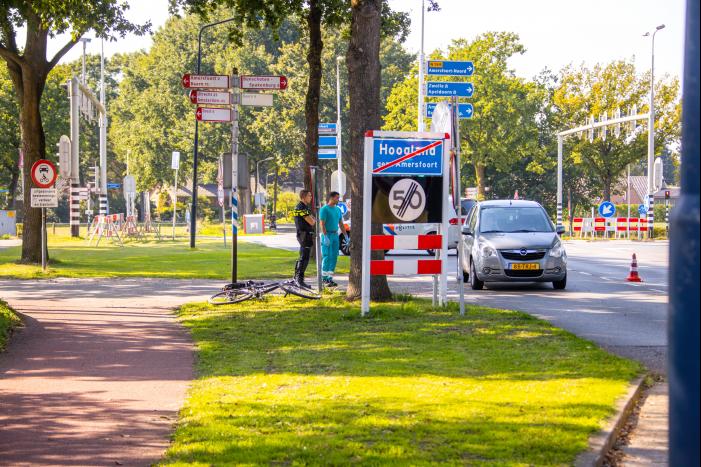 Fietser steekt pardoes over en wordt geraakt door auto