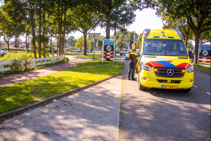 Fietser steekt pardoes over en wordt geraakt door auto